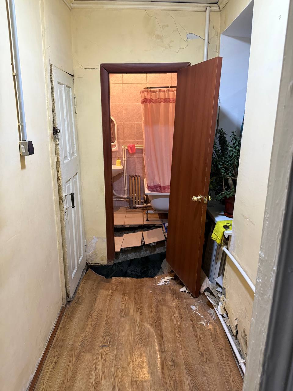 В Таганроге ввели режим ЧС из-за обрушившейся плиты в одном из домов  - фото 1