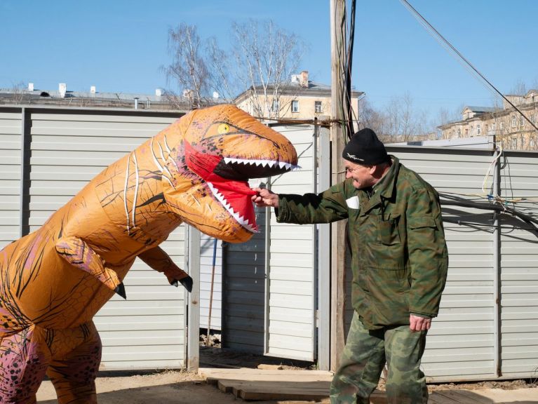 Строители отмечают День смеха