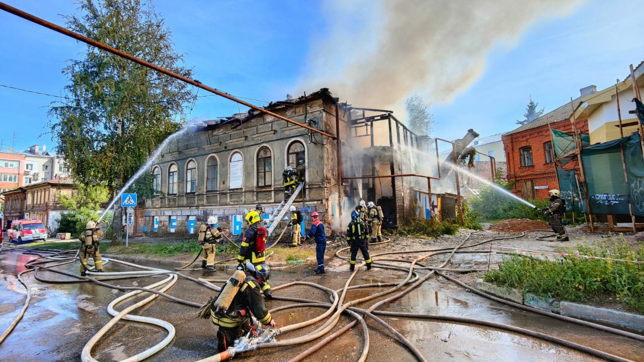 Два нежилых дома сгорели в центре Нижнего Новгорода - фото 1