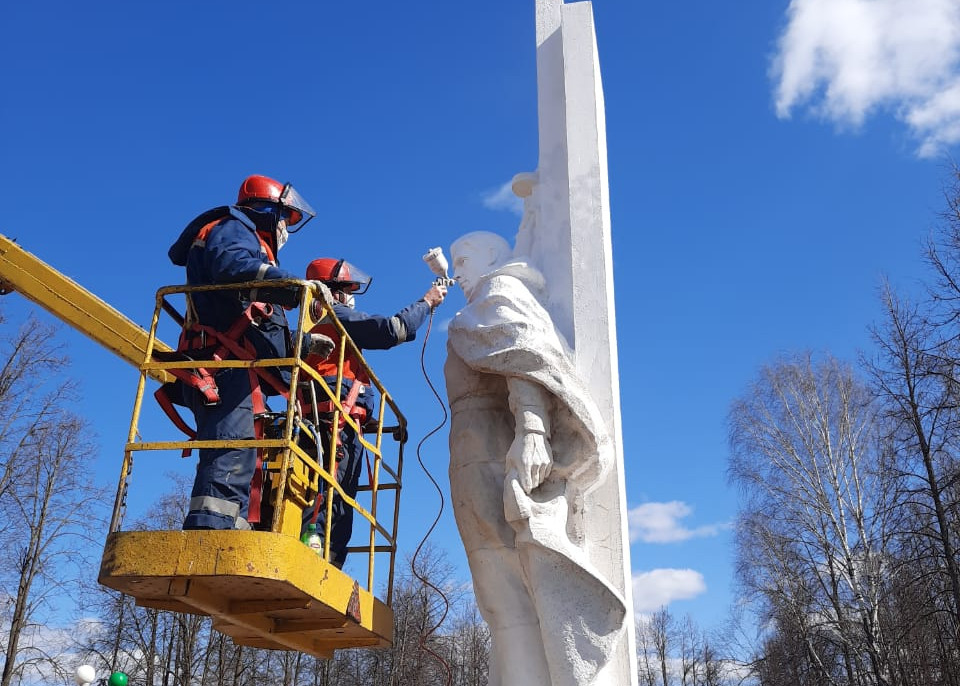 Нижегородские энергетики благоустраивают мемориалы героям войны