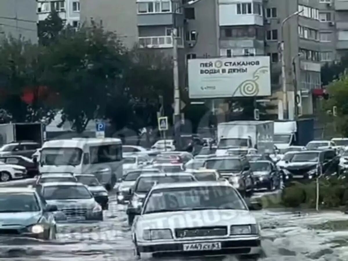 Непроходимые реки образовались на дорогах Ростова из-за мощного ливня 6 августа - фото 1