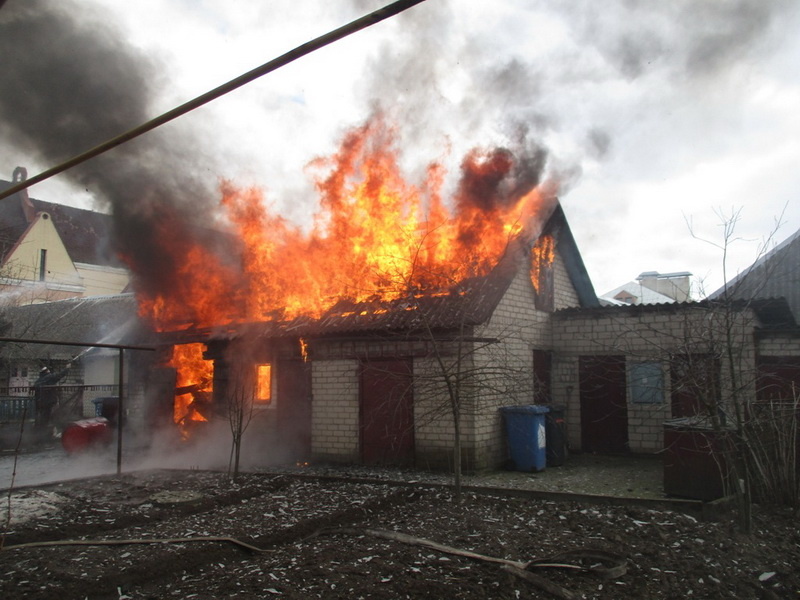 Десять жилых домов сгорело в Красносулинском районе Донского региона