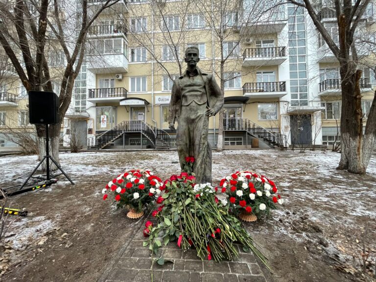 В Самаре торжественно открыли памятник Константину Головкину