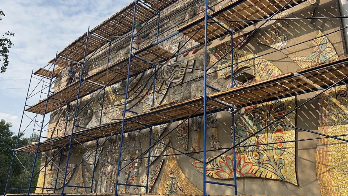 Мозаичное панно «Народное искусство» начали рестарировать в Володарске - фото 1