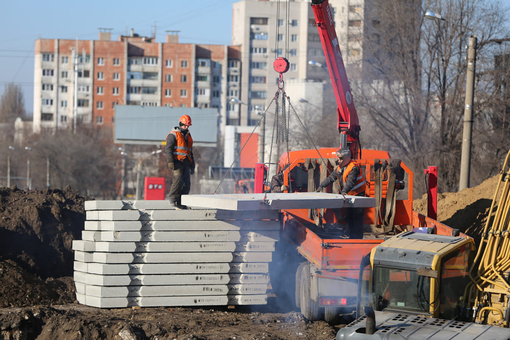 Рабочие на 95% переустроили линии связи на путепроводе в Воронеже