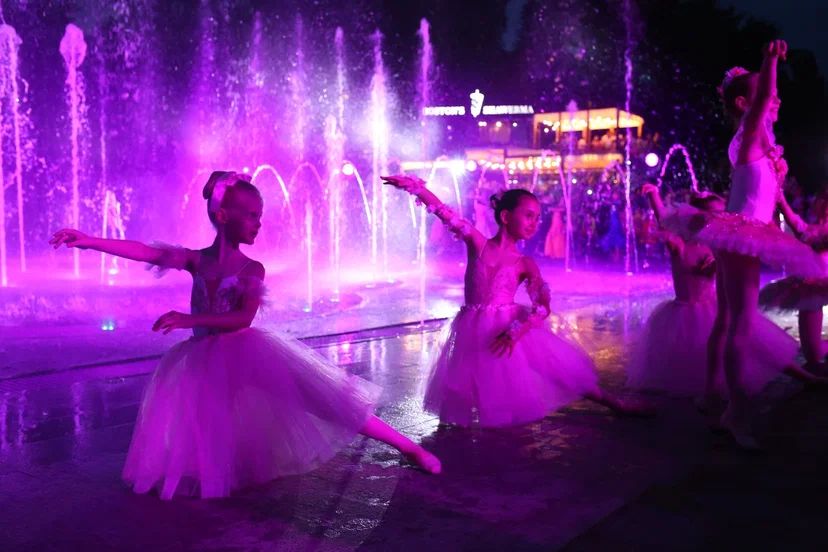 Новый пешеходный светомузыкальный фонтан открыли на Аллее роз в Ростове - фото 1